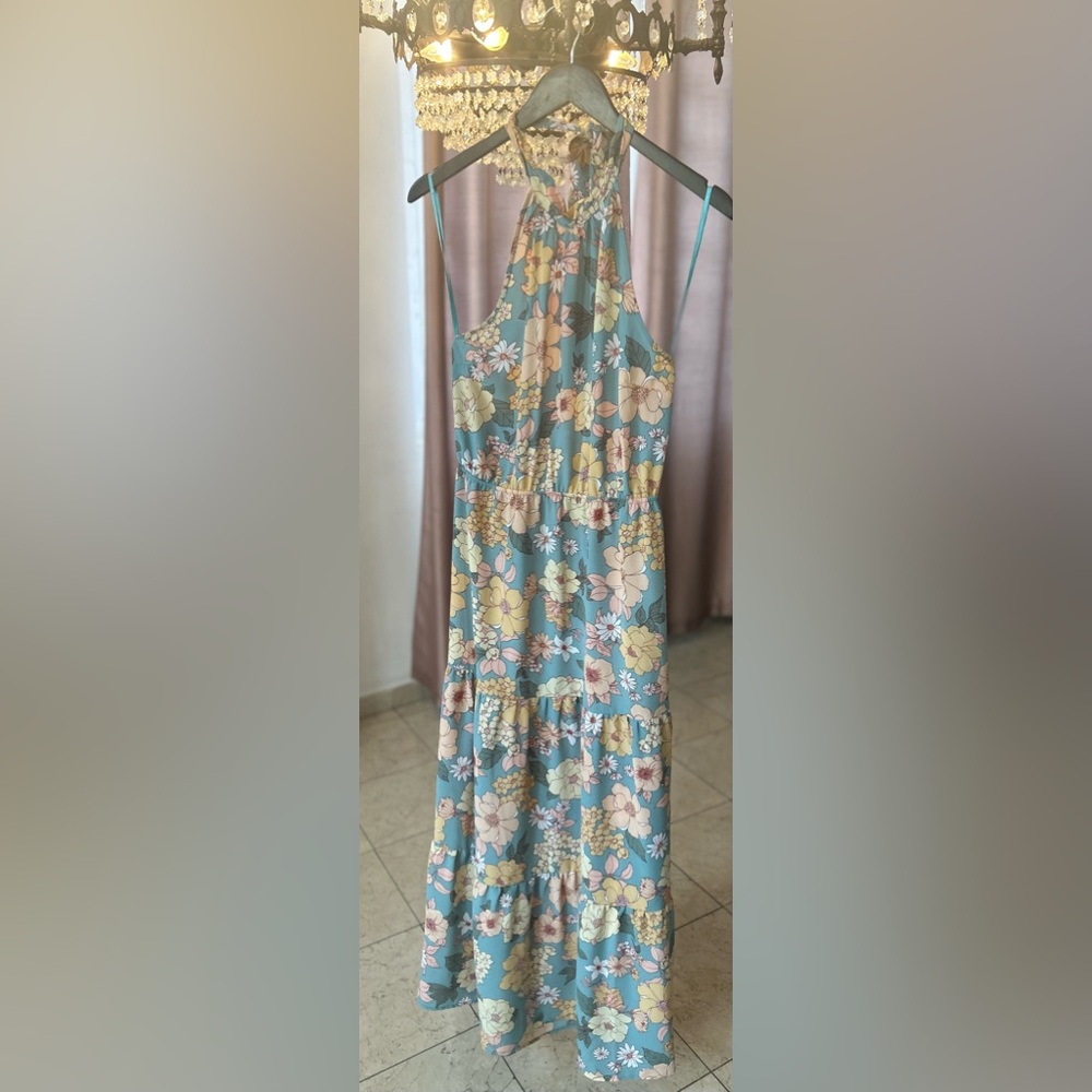 Dress with open back and neck tie. Floral suit for summer.